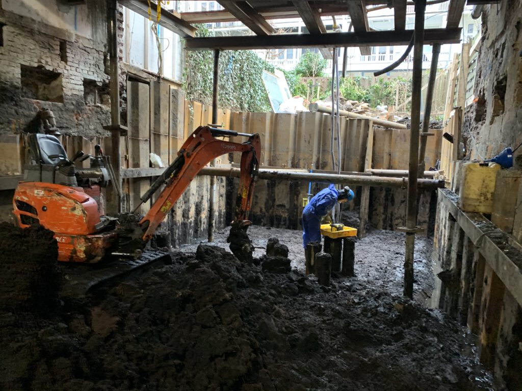 Weg graven van aarde en puin bij kelder renovatie